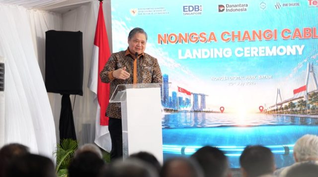 Menteri Koordinator Bidang Perekonomian Airlangga Hartarto menghadiri peresmian Nongsa Changi Cable di Batam.