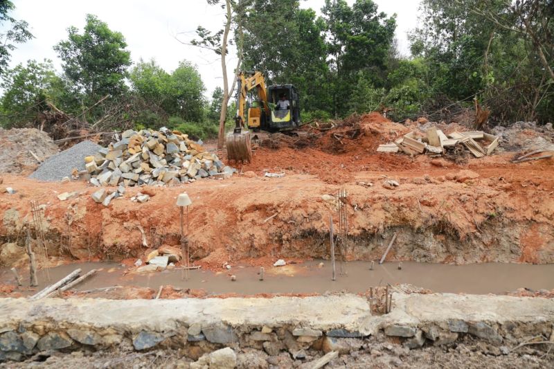 Pembangunan kanal pengendali banjir di Sungai Lekop, Kabupaten Bintan.