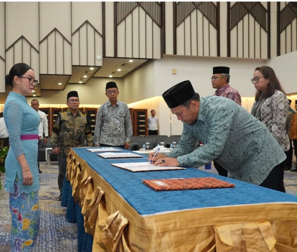 Li Claudia Chandra melantik pejabat struktural BP Batam dalam acara pelantikan di Batam, Senin (20/7/2026).