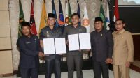 Bupati Kepulauan Anambas, Aneng, menghadiri Rapat Paripurna DPRD Kabupaten Kepulauan Anambas dengan agenda persetujuan bersama Ranperda tentang Pertanggungjawaban Pelaksanaan APBD Tahun Anggaran 2025, di Kantor DPRD Kabupaten Kepulauan Anambas, Jumat (24/7/2026).
