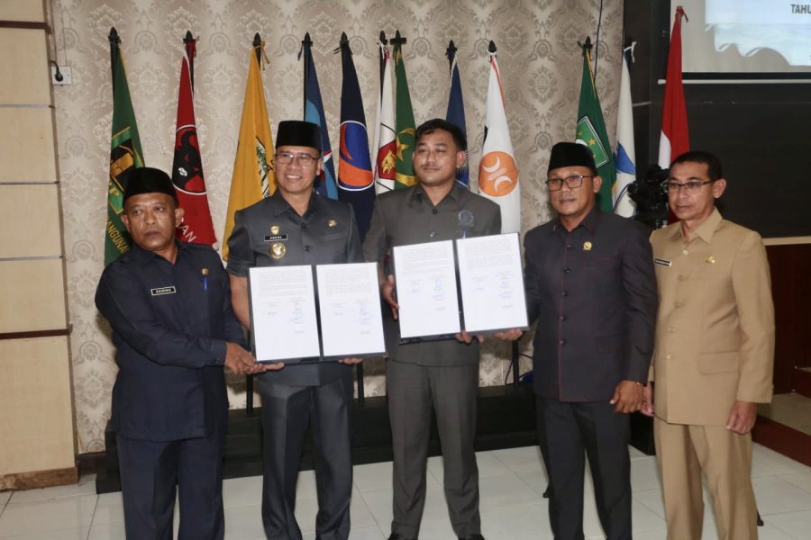 Bupati Kepulauan Anambas, Aneng, menghadiri Rapat Paripurna DPRD Kabupaten Kepulauan Anambas dengan agenda persetujuan bersama Ranperda tentang Pertanggungjawaban Pelaksanaan APBD Tahun Anggaran 2025, di Kantor DPRD Kabupaten Kepulauan Anambas, Jumat (24/7/2026).