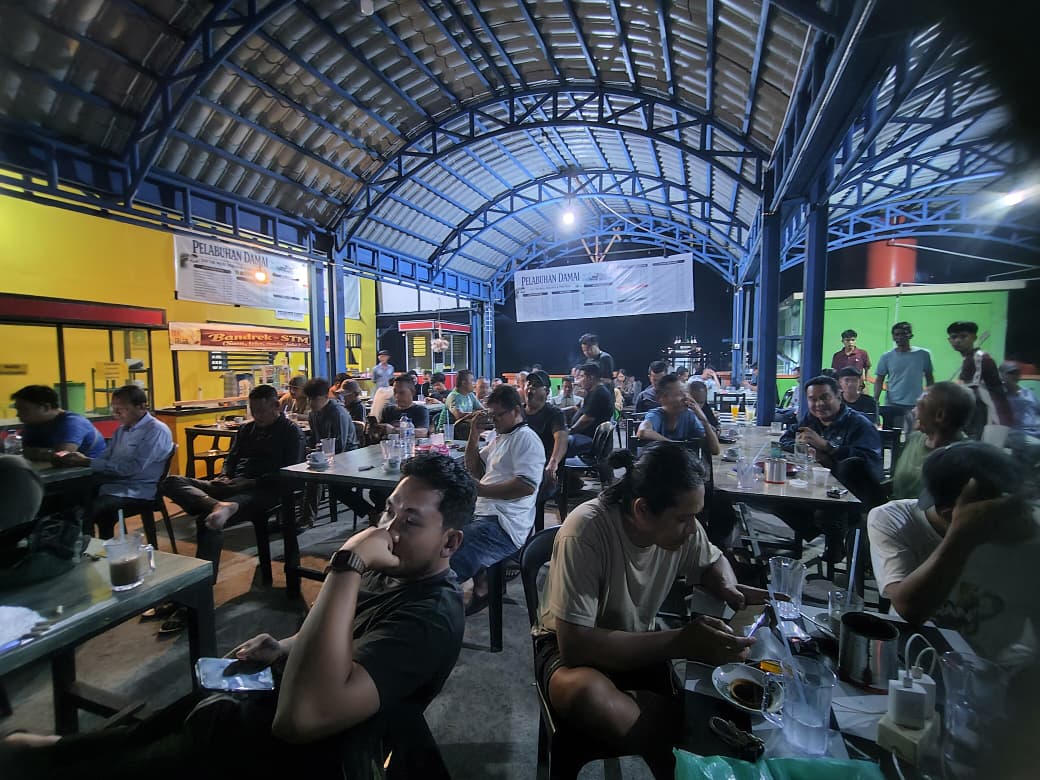 Wakil Bupati Kepulauan Anambas Raja Bayu Febri Gunadian berbaur dengan masyarakat saat nonton bareng final Piala Dunia 2026 di Pelabuhan Damai, Desa Tarempa Barat, Senin (20/7/2026) dini hari.
