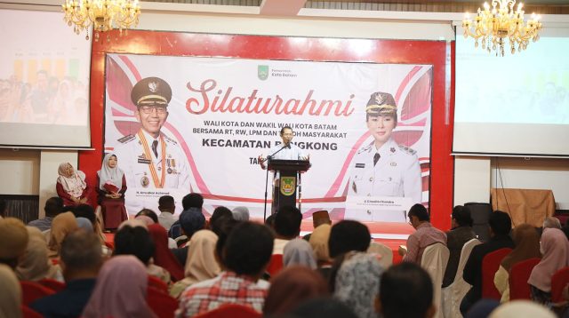 Wali Kota Batam Amsakar Achmad berdialog dengan tokoh masyarakat membahas pendidikan dan UWT di Batam.