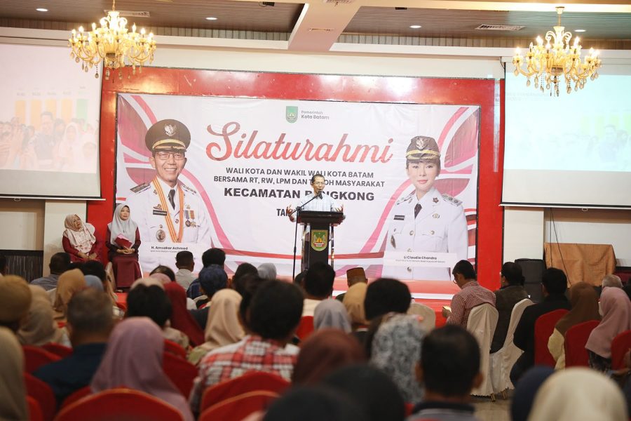 Wali Kota Batam Amsakar Achmad berdialog dengan tokoh masyarakat membahas pendidikan dan UWT di Batam.