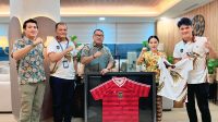 Wakil Kepala BP Batam Li Claudia Chandra menerima jersey Batam Premier FC di Batam Centre.