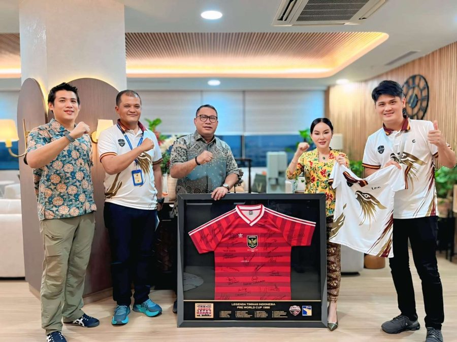 Wakil Kepala BP Batam Li Claudia Chandra menerima jersey Batam Premier FC di Batam Centre.