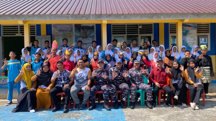 Personel Posal Memperuk memberikan penyuluhan bahaya narkoba kepada siswa SMP Negeri 3 Munjan saat kegiatan MPLS di Anambas.