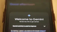 Ilustrasi seseorang menggunakan aplikasi Gemini di telepon seluler untuk membuat gambar berbasis AI.