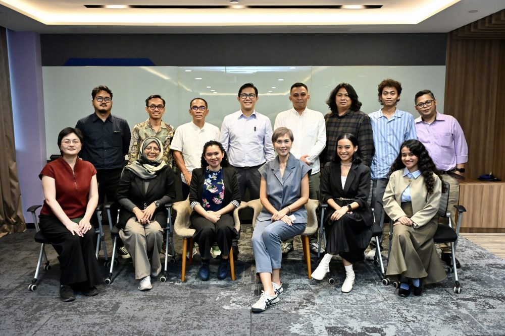 Menteri Pengembangan Digital dan Informasi Singapura Josephine Teo berbicara kepada sejumlah wartawan Indonesia dalam Indonesian Journalist Visit Programme di kantornya, Singapura, Senin (13/7/2026). Ia memaparkan strategi tata kelola AI yang menempatkan manusia sebagai pusat transformasi digital.