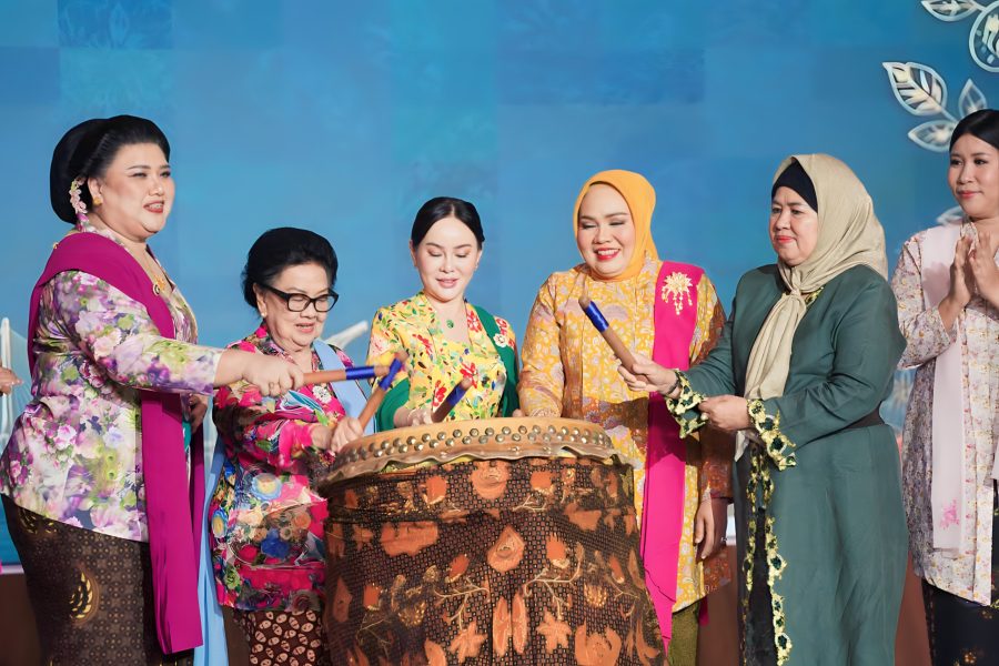 Wakil Kepala BP Batam Li Claudia Chandra bersama peserta perayaan Hari Kebaya Nasional di Balairung Sari BP Batam.