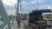Petugas gabungan berpatroli di Jembatan I Barelang, Batam, untuk menertibkan parkir liar dan menjaga kelancaran lalu lintas.