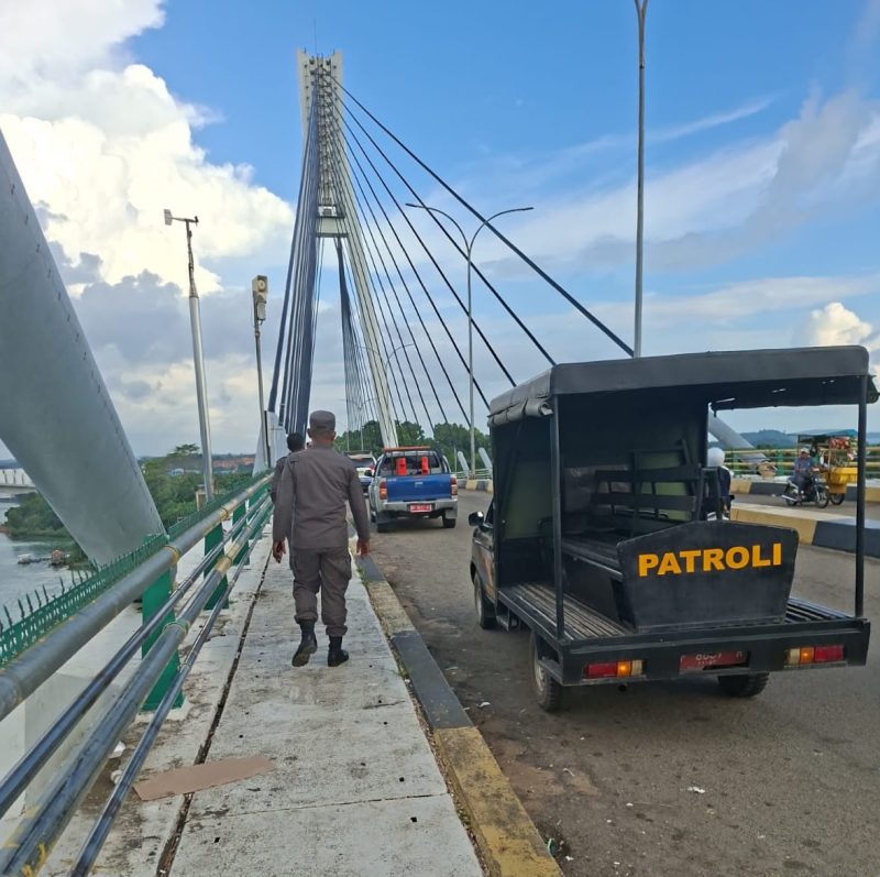 Petugas gabungan berpatroli di Jembatan I Barelang, Batam, untuk menertibkan parkir liar dan menjaga kelancaran lalu lintas.