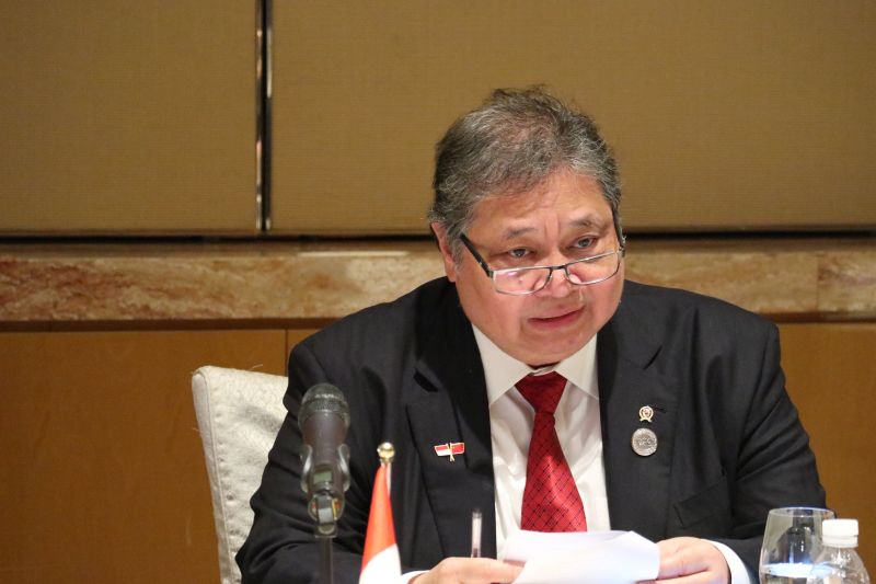 Menteri Koordinator Bidang Perekonomian Airlangga Hartarto memberi keterangan pers di Shanghai terkait kerja sama Indonesia-China dan pengembangan kawasan industri Batam.
