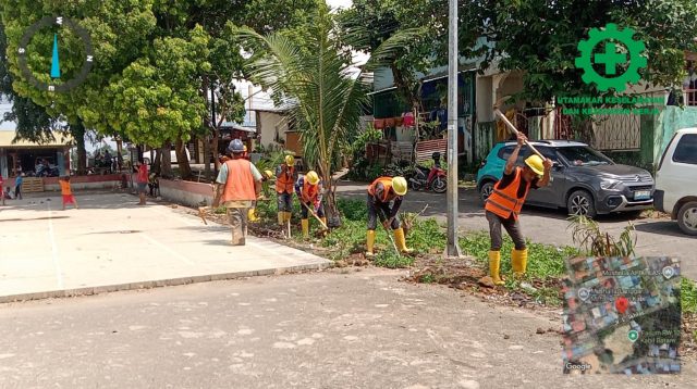 Petugas PLN Batam membangun gardu distribusi baru di kawasan Senjulung.