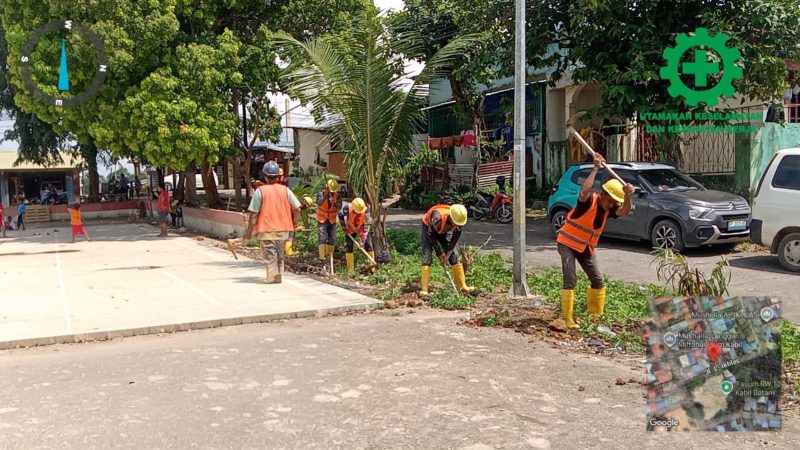 Petugas PLN Batam membangun gardu distribusi baru di kawasan Senjulung.