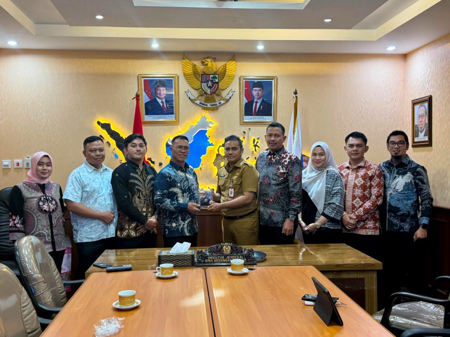 Bupati Kepulauan Anambas berdiskusi dengan pejabat Kemendagri mengenai penguatan kemampuan fiskal daerah di Jakarta.