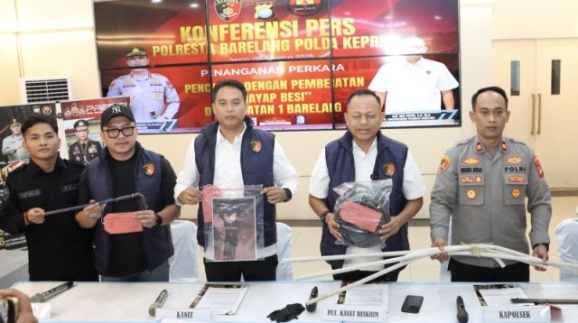 Barang bukti pencurian kabel dan besi dari fasilitas Jembatan I Barelang yang diamankan Polresta Barelang.