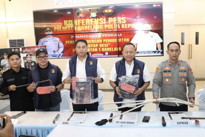 Barang bukti pencurian kabel dan besi dari fasilitas Jembatan I Barelang yang diamankan Polresta Barelang.