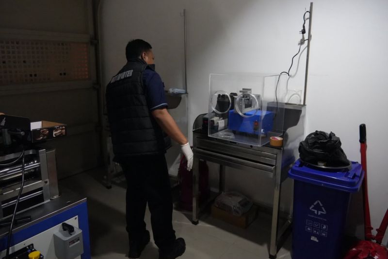 Bareskrim Polri mengungkap workshop pengolahan emas ilegal di kawasan perumahan Jakarta Utara yang diduga terkait penyelundupan ke Hong Kong.