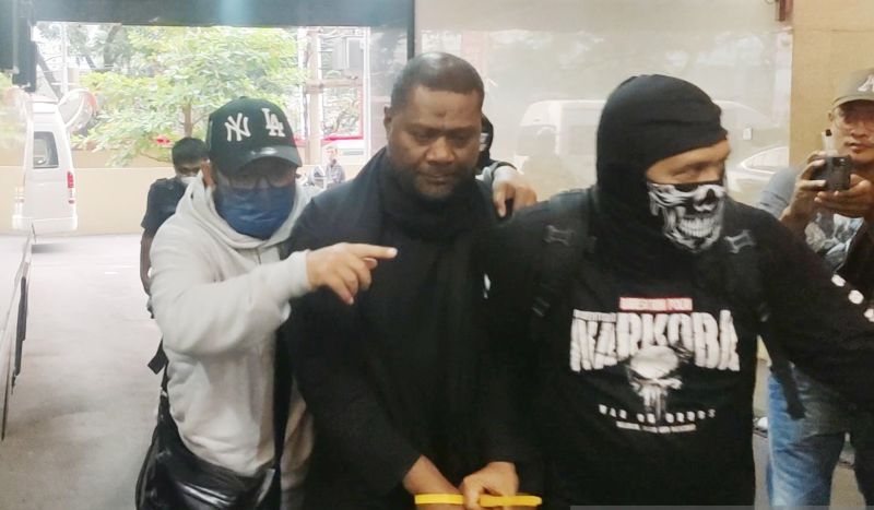 Polisi menangkap Basri Lewaimang, DPO kasus dugaan peredaran narkoba di THM Planet Batam, setelah ditangkap di Johor Bahru, Malaysia.