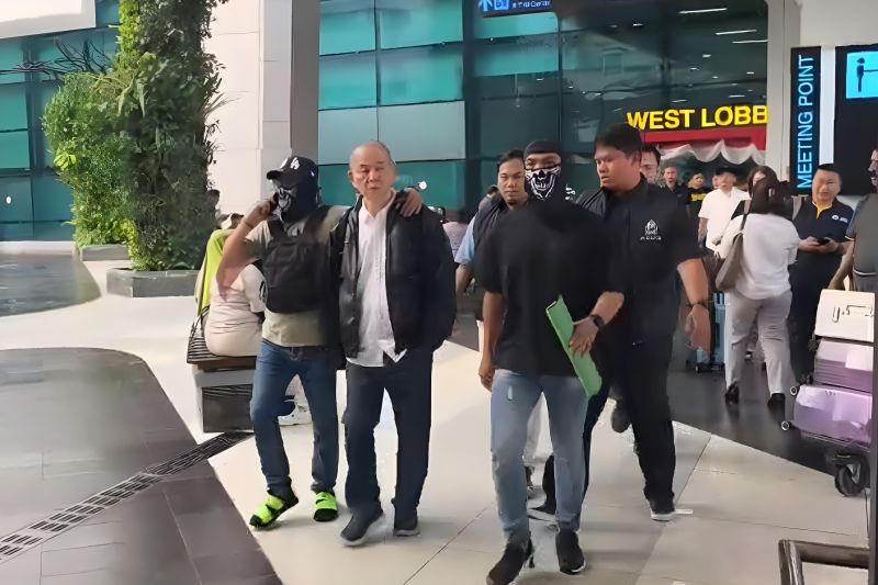 Pemilik THM Planet Batam Yuwanky ditangkap Bareskrim Polri di Terminal 3 Bandara Soekarno-Hatta setelah tiba dari Singapura.