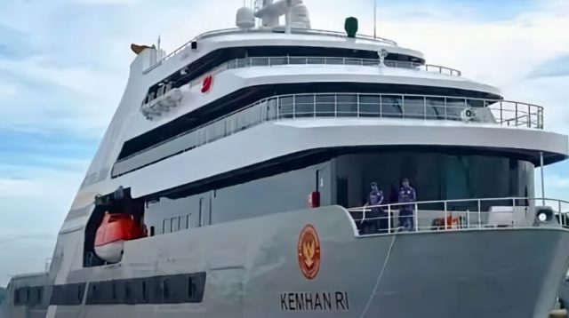 J7 Explorer milik Jhonlin Marine Transport dengan logo Kementerian Pertahanan untuk mendukung proyek pangan di Merauke.