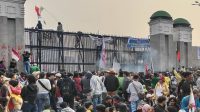 Polda Metro Jaya menangani anak-anak yang terlibat kerusuhan seusai demonstrasi di depan Gedung DPR Jakarta.