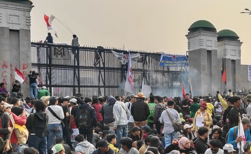 Polda Metro Jaya menangani anak-anak yang terlibat kerusuhan seusai demonstrasi di depan Gedung DPR Jakarta.