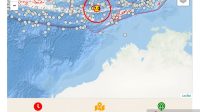 Warga berada di luar rumah setelah gempa kuat mengguncang Nagekeo, Nusa Tenggara Timur.