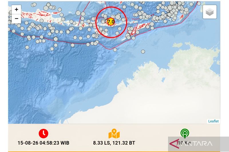 Warga berada di luar rumah setelah gempa kuat mengguncang Nagekeo, Nusa Tenggara Timur.