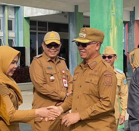 Bupati Kepulauan Anambas Aneng memimpin apel pagi dan mengumumkan percepatan pencairan gaji ke-13 ASN.