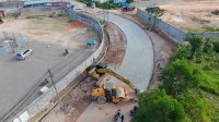 Pekerja menyelesaikan perbaikan Jalan Gajah Mada di kawasan Tiban, Batam, sebagai bagian dari program penanganan 19 titik jalan BP Batam.