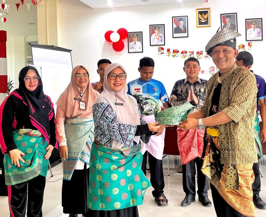Geram Kepri Bersatu dan Disparbud Anambas memberikan edukasi filosofi tanjak dan tata cara kain samping kepada generasi muda.