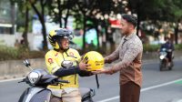 Mitra pengemudi Maxim melayani pelanggan pada peluncuran layanan transportasi daring di Singkep, Lingga, Kepulauan Riau.