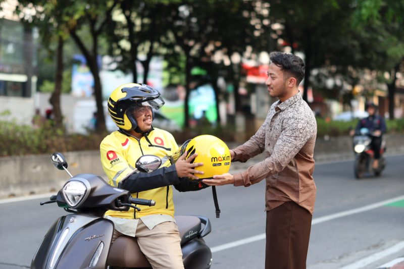 Mitra pengemudi Maxim melayani pelanggan pada peluncuran layanan transportasi daring di Singkep, Lingga, Kepulauan Riau.