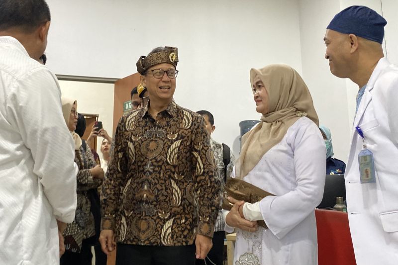Menteri Kesehatan Budi Gunadi Sadikin meninjau fasilitas RSUD Embung Fatimah Batam dan penguatan layanan kesehatan rumah sakit.