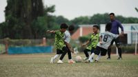 Peserta Batam Prime International Grassroot Football Festival 2026 mengikuti penutupan kompetisi sepak bola usia dini di Gelora Citra Mas, Batam.