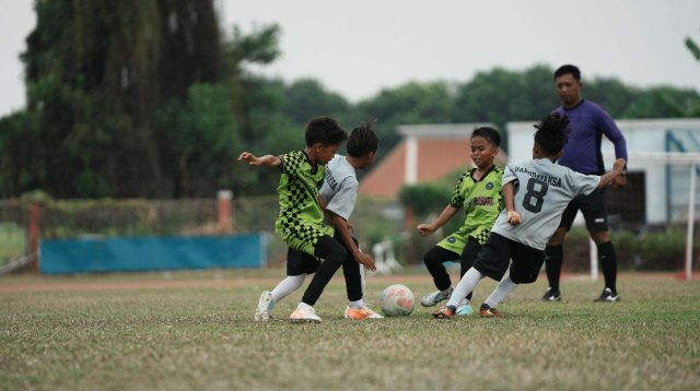 Peserta Batam Prime International Grassroot Football Festival 2026 mengikuti penutupan kompetisi sepak bola usia dini di Gelora Citra Mas, Batam.