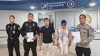 Petugas Imigrasi Batam memeriksa dokumen dan keterangan calon penumpang untuk mencegah keberangkatan PMI nonprosedural.