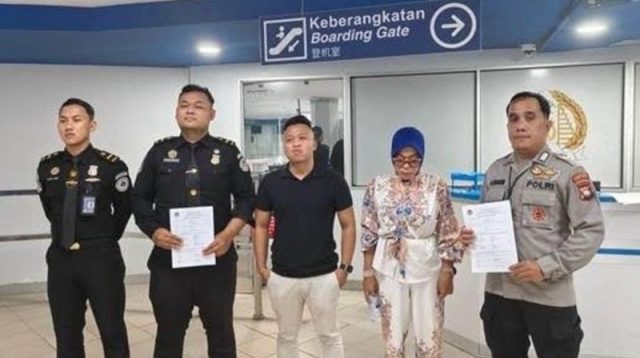Petugas Imigrasi Batam memeriksa dokumen dan keterangan calon penumpang untuk mencegah keberangkatan PMI nonprosedural.