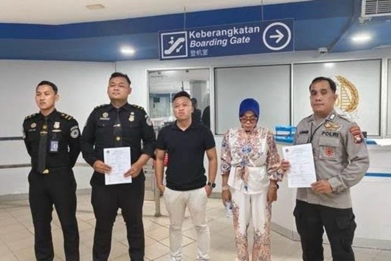 Petugas Imigrasi Batam memeriksa dokumen dan keterangan calon penumpang untuk mencegah keberangkatan PMI nonprosedural.