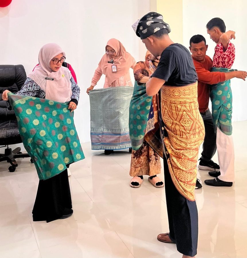 Geram Kepri Bersatu dan Disparbud Anambas memberikan edukasi filosofi tanjak dan tata cara kain samping kepada generasi muda.