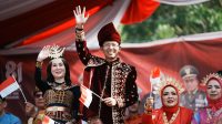 Kepala BP Batam sekaligus Wali Kota Batam Amsakar Achmad bersama Wakil Kepala BP Batam Li Claudia Chandra menyambut peserta Pawai Pembangunan di Dataran Engku Hamidah, Batam, Ahad, 9 Agustus 2026. Kepala BP Batam sekaligus Wali Kota Batam Amsakar Achmad bersama Wakil Kepala BP Batam Li Claudia Chandra menyambut peserta Pawai Pembangunan di Dataran Engku Hamidah, Batam, Ahad, 9 Agustus 2026.
