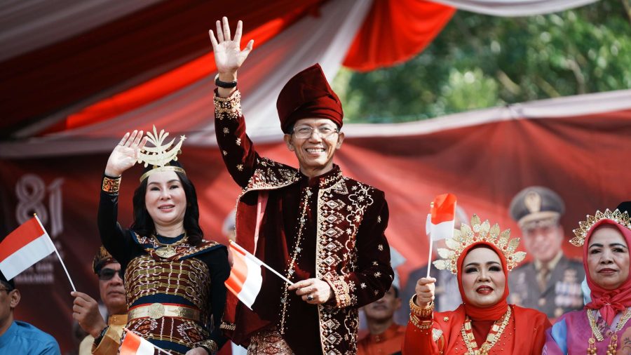 Kepala BP Batam sekaligus Wali Kota Batam Amsakar Achmad bersama Wakil Kepala BP Batam Li Claudia Chandra menyambut peserta Pawai Pembangunan di Dataran Engku Hamidah, Batam, Ahad, 9 Agustus 2026.
