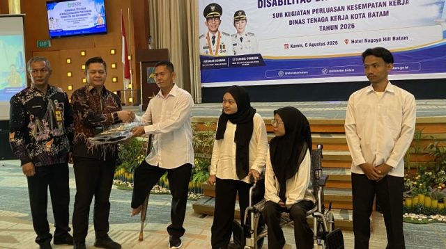 Penyandang disabilitas mengikuti pelatihan kerja yang diselenggarakan Disnaker Kota Batam.