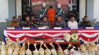 Barang bukti 42 karung pasir timah hasil penyelundupan yang disembunyikan di bawah keramba jaring apung di Lingga.