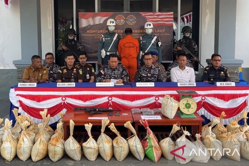 Barang bukti 42 karung pasir timah hasil penyelundupan yang disembunyikan di bawah keramba jaring apung di Lingga.