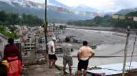 Tim penyelamat Nepal menggali lumpur dan reruntuhan untuk mencari korban banjir glasial di kawasan terdampak.