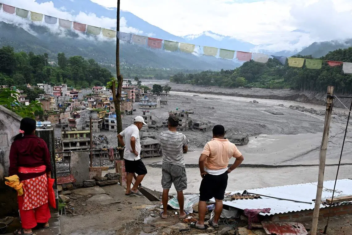 Tim penyelamat Nepal menggali lumpur dan reruntuhan untuk mencari korban banjir glasial di kawasan terdampak.