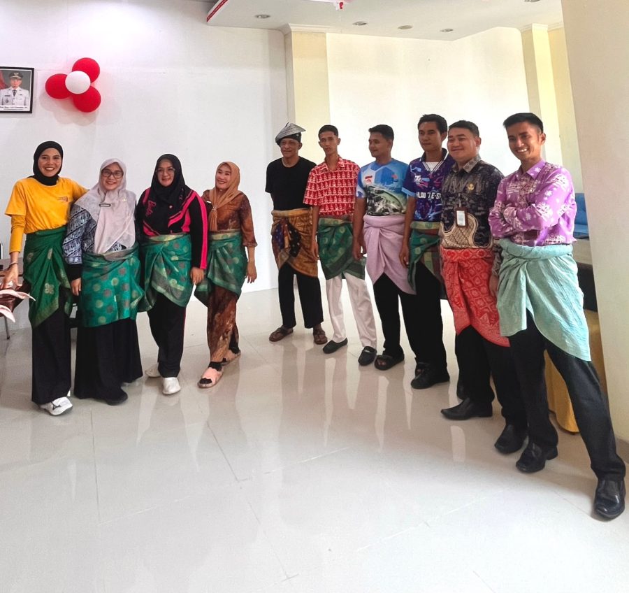 Geram Kepri Bersatu dan Disparbud Anambas memberikan edukasi filosofi tanjak dan tata cara kain samping kepada generasi muda.